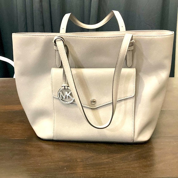 Michael Kors Handbags - Like new silver Michael Kors purse